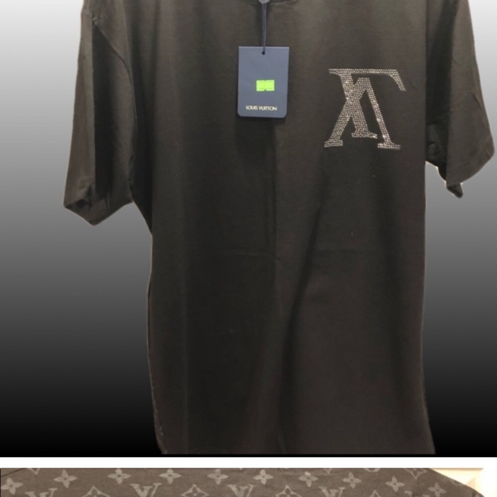 Beautiful T-shirt never worn brand new.